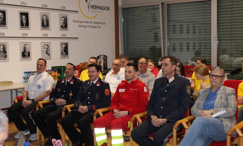 Ehrengäste: Landesausbildungsleiter der ÖWR Stefan Hochschwarzer, Brandmeister Rene Pettauer und Oberbrandmeister Heinz Wernitznig der FF Hermagor, Bezirksrettungskommandant Martin Santner des Roten Kreuzes, Postenkommandant Chefinspektor Hannes Pock der Polizei und Vizebürgermeisterin Irmgard Hartlieb der Stadtgemeinde Hermagor (v.l.) © ÖWR Hermagor