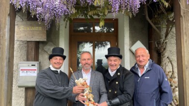 Am Bild: Rauchfangkehrermeister Patrick Ploner, Bgm. Markus Salcher, Rauchfangkehrermeister Franz Steiner, 1. Vizebgm. Winfried Eder bei der offiziellen Betriebsübergabe