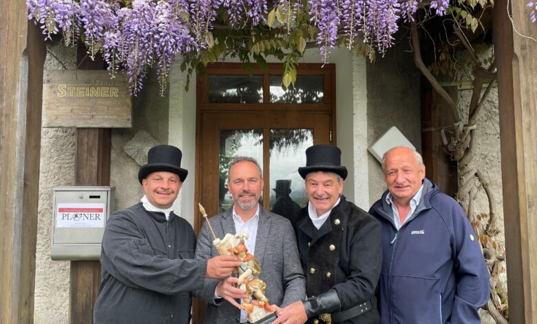 Am Bild: Rauchfangkehrermeister Patrick Ploner, Bgm. Markus Salcher, Rauchfangkehrermeister Franz Steiner, 1. Vizebgm. Winfried Eder bei der offiziellen Betriebsübergabe