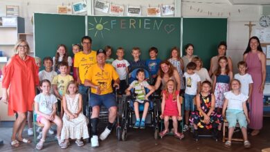 Bendegúz mit Mama, Radlwolf, Michi Kurz, Klassenlehrerin Monika Ramsbacher-Ranner, Integrationslehrerin Chiara Telesklav, Schulassistenz Patricia Fritzer, Schulleiterin Lydia Gasser und die Mitschüler von Bendegus © Radlwolf