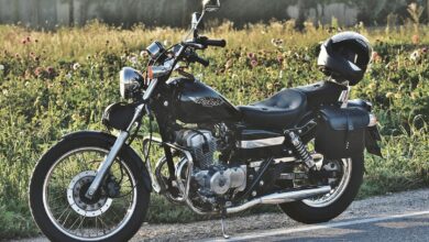 Motorrad vor einem Maisfeld, (c) pixabay.com