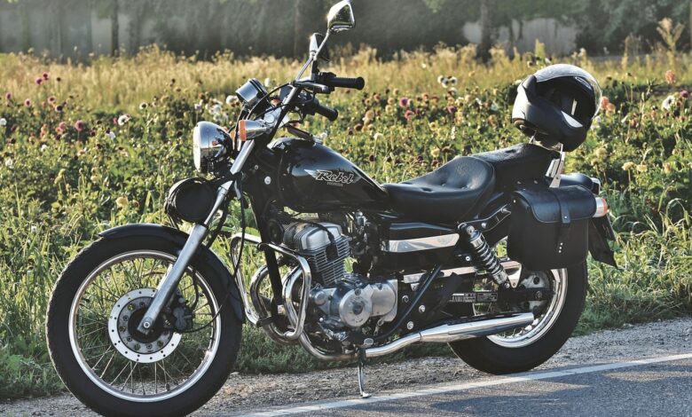 Motorrad vor einem Maisfeld, (c) pixabay.com